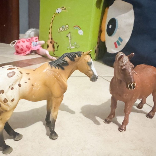 Horse figures like new, set of 2, collectA