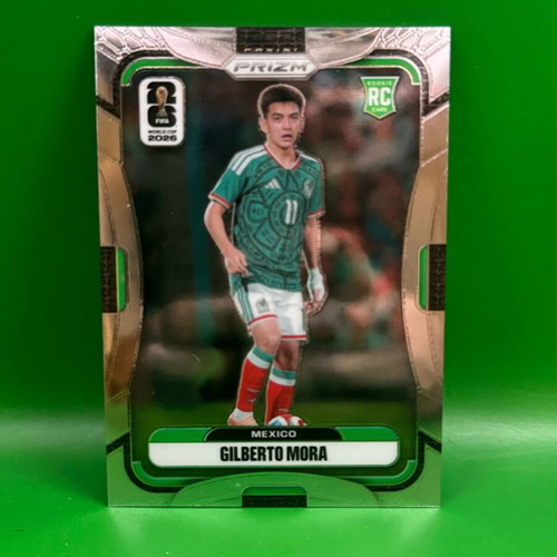 Gilberto Mora lot Base, Silver & Wave Prizm 2026 FIFA World Cup cards like new