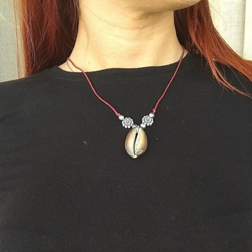 Short necklace with shell handmade from scratch, beige and red
