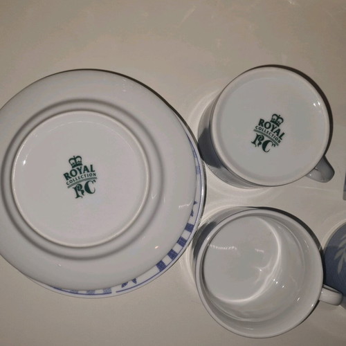 Tea set 4 pcs like new with cups and saucers