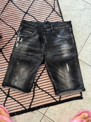 Πωλείται βερμούδα dsquared