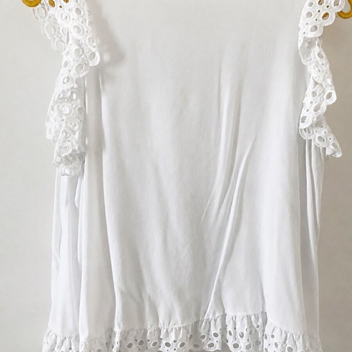 FN Fashion white sleeveless blouse with lace
