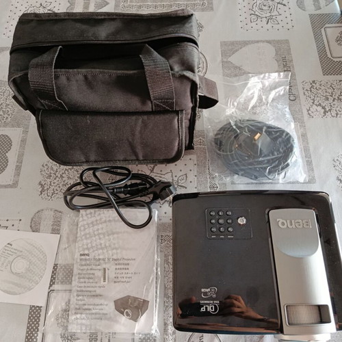 BenQ MP522ST Projector like new, XGA 2000 Lumens, short-throw