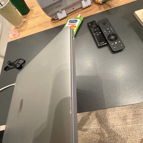 Apple MacBook Pro 13.3 ιντσών (2019) i5 8GB RAM μεταχειρισμένο με σημάδια στο καπό