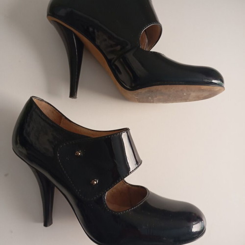Paco Gil women's pumps size 35.5 like new black and gold