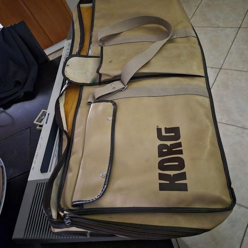 KORG synthesizer like new with case and memory cards