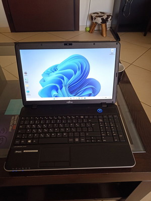 Fujitsu A512 laptop με i5, 8GB RAM, 128GB SSD, Windows 11 σαν καινούργιο