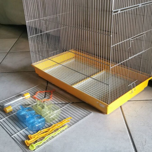 Spacious bird cage for breeding with removable divider and plastic trays