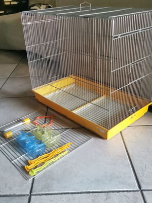 Spacious bird cage for breeding with removable divider and plastic trays