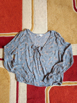 Hollister Women's Boho Floral V-Neck Blouse Size M like new
