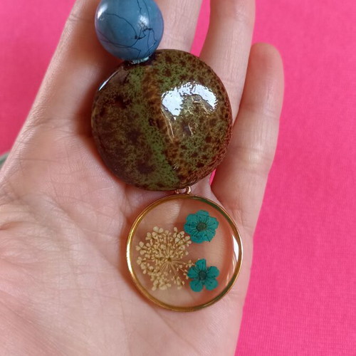 Pendant with natural stone and resin flowers like new