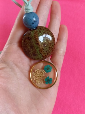 Pendant with natural stone and resin flowers like new