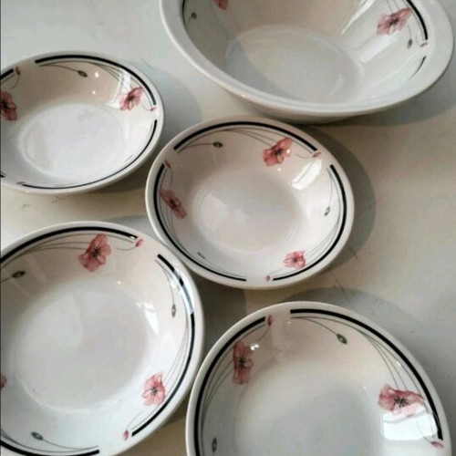 Johnson Brothers salad bowl and 4 sauce dishes set like new
