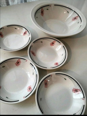 Johnson Brothers salad bowl and 4 sauce dishes set like new