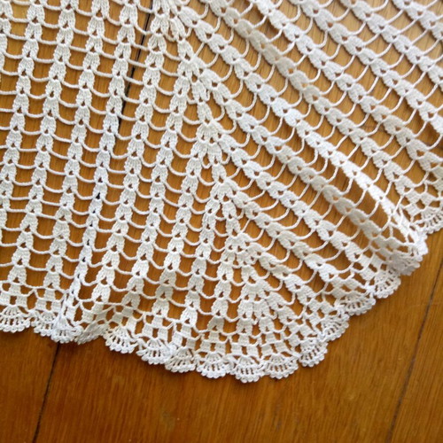 White hexagonal handmade doily like new, 1970s
