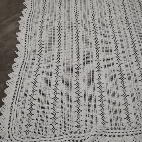 Knitted tablecloth like new 127x104 cm