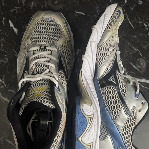 Mizuno Wave Nexus 6 Running Shoes used, size 46, silver and blue