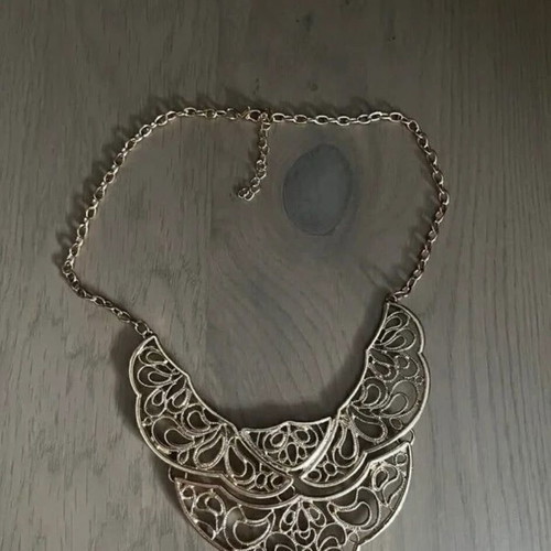 Statement necklace new with elegant cutout design