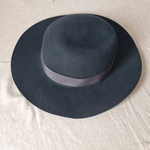 Wool elegant hat like new, black, size M and L