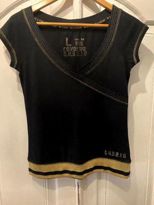 T-shirt μαύρο μεταχειρισμένο με χρυσές λεπτομέρειες, μέγεθος large