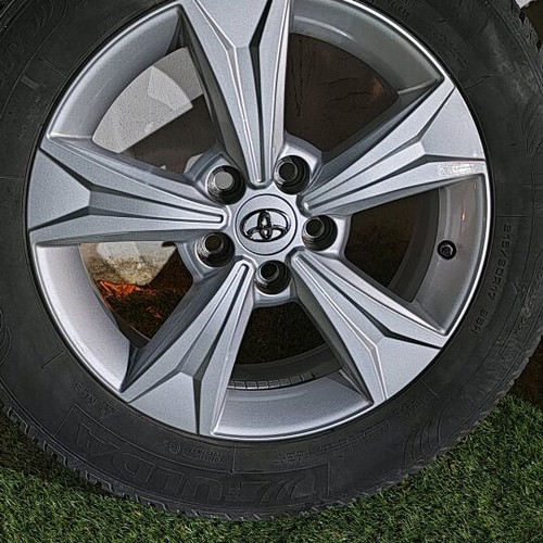 Toyota Chr Alloy Wheels 17" with Winter Tires 215/60R17 Like New