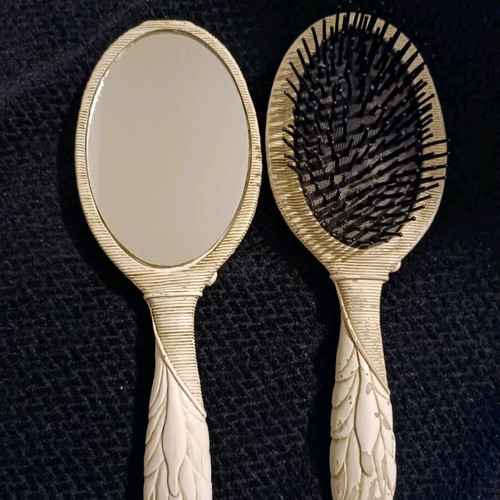 Mirror and comb set used with wear