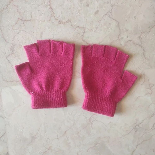 Fingerless gloves like new with snowflake and heart pattern