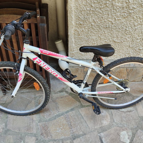 Energy mountain bike for girls, like new, Shimano gears, V-brake