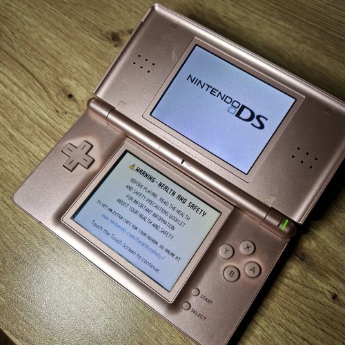 Nintendo DS Lite Metallic Rose used with SpongeBob game and charger