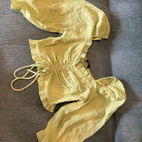 Bershka light green top with puff sleeves and zipper, new size M