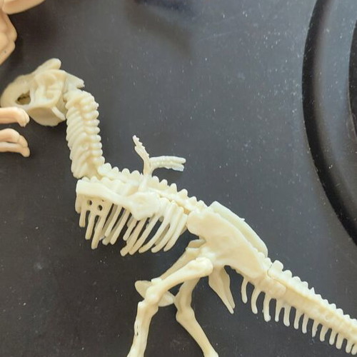 Dinosaur figures like new, set of 2, assembly model