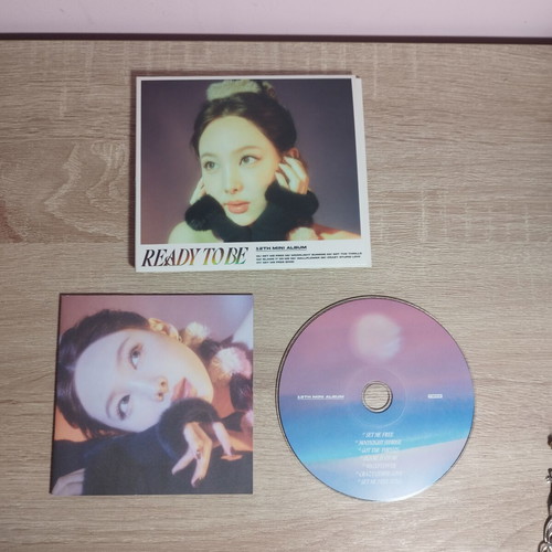 Twice Ready To Be Kpop album like new, digipack with photobook and CD