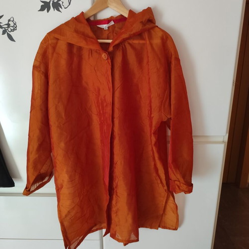 Shirt-type hooded outerwear like new, red orange chameleon, size L