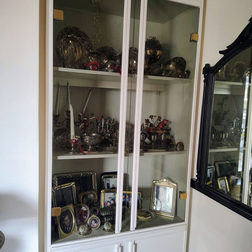 White wooden showcase like new with solid wood
