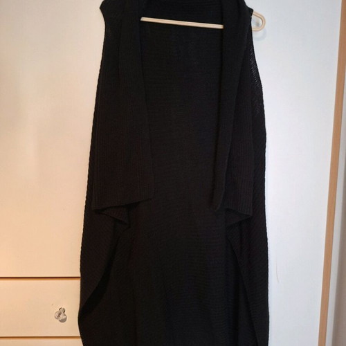 Knitted long sleeveless vest black like new