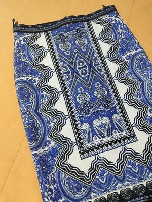 Innocent pencil skirt with print and back slit, black and blue