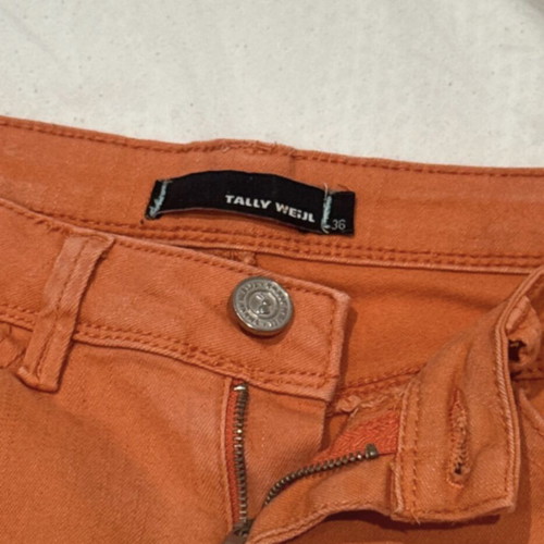 Tally Weill shorts orange like new, size 36