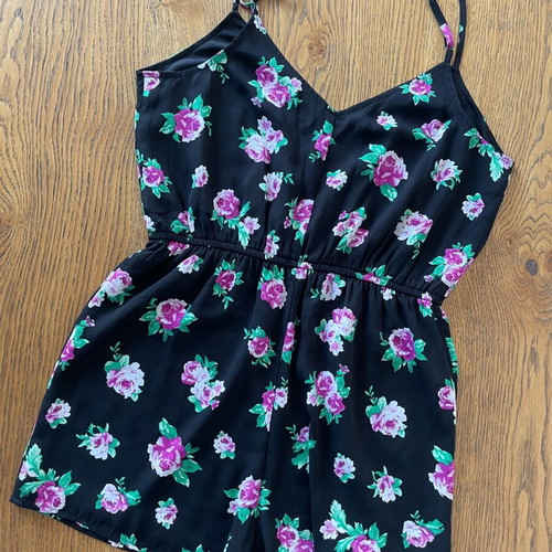 Short floral one-piece like new, black multicolor, size S
