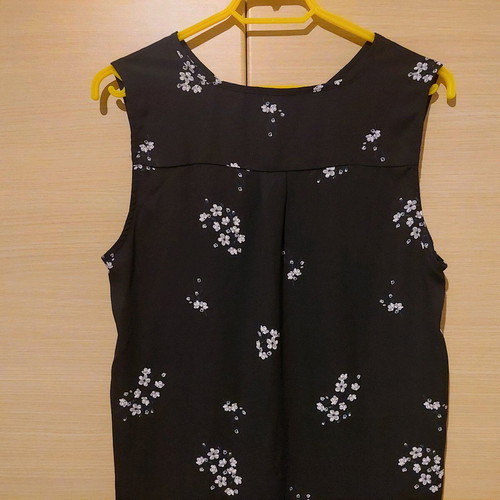 Black blouse with white flowers and silver zipper XL like new