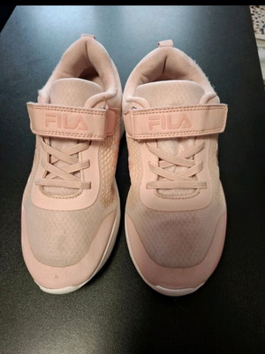 Fila athletic shoes size 34 like new