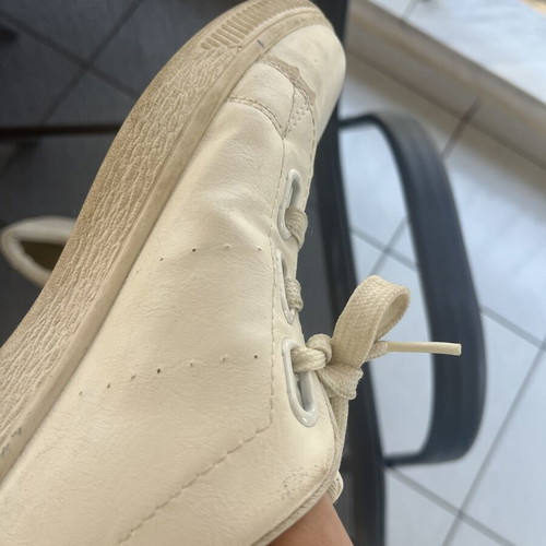 Unisex Athletic Shoes Size 41 White Like New