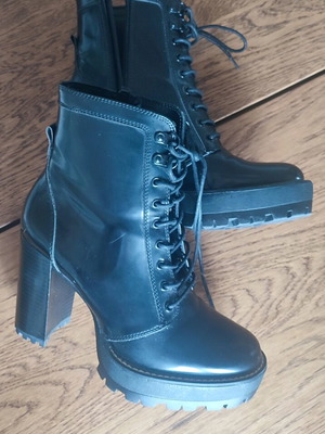 Bershka ankle boots new with laces, black