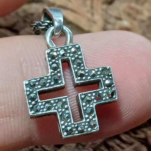 Silver cross with 925 chain used with missing stone