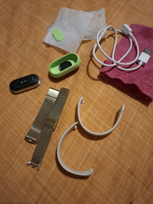 Xiaomi Smart Band 8 like new, waterproof with heart rate monitor and straps