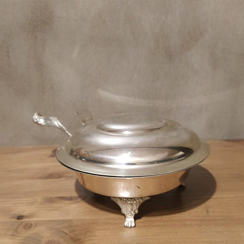 Fondue pot with lid and feet used