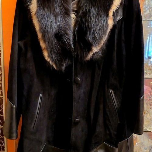 Collectible leather coat with detachable natural fox fur like new, black