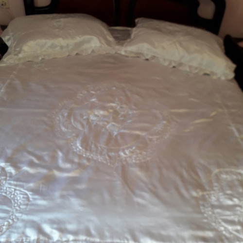 White satin figure quilt like new with matching pillowcases