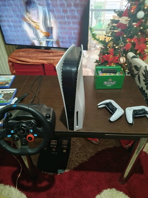 Sony PlayStation 5 σαν καινούργιο με τιμονιέρα Logitech και 2 χειριστήρια