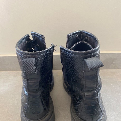 Black boots like new