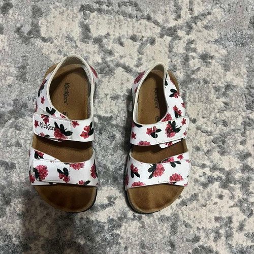 Kickers anatomical girls' sandals size 28 like new, white with flowers